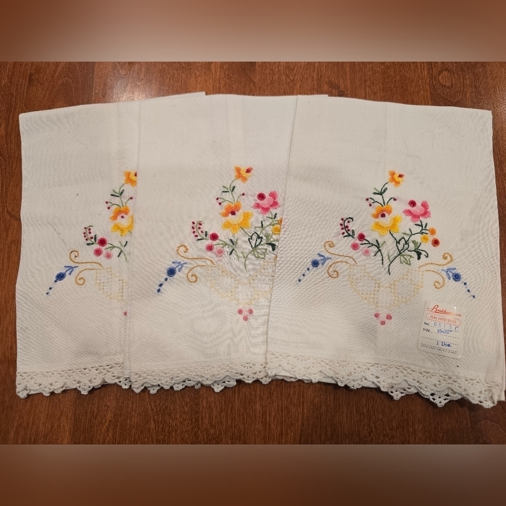 Embroidered Cotton Finger Towel Flowers & Crocheted Edge NWT Vtg
